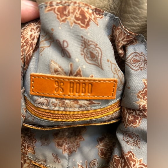 Hobo Vintage Chaz Cobblestone Shoulder Bag Tan Leather - Picture 3 of 5